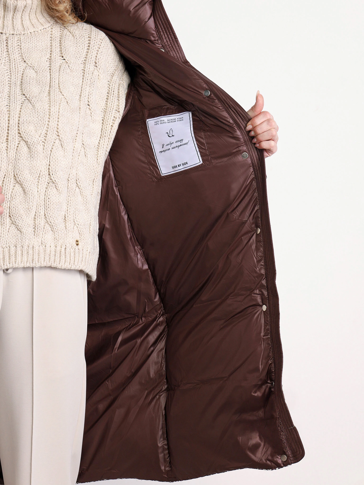 Пуховик коричневого цвета с капюшоном